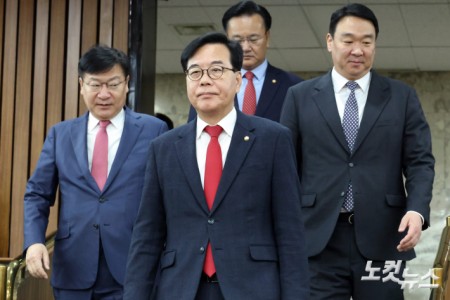 원내대책회의 참석하는 송언석