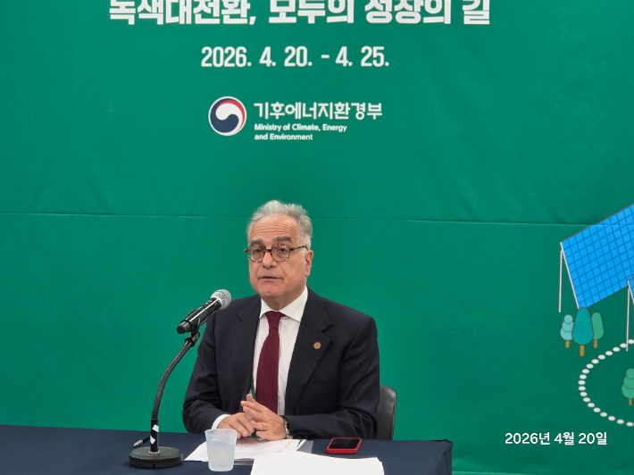 우고 아스투토 주한 유럽연합(EU) 대사가 20일 전남 여수 세계박람회장에서 열린 '녹색대전환 국제주간' 행사장을 찾아 기후에너지환경부 출입기자단과 간담회를 가진 모습. 기후부 제공