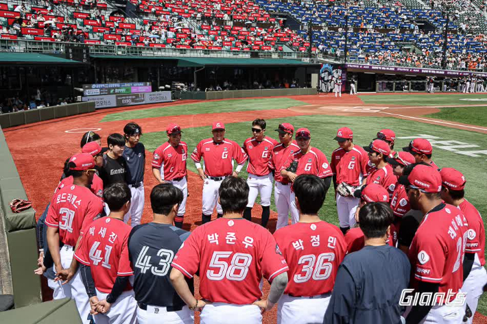 롯데 선수들이 19일 한화와 홈 경기를 앞두고 미팅하는 모습. 롯데 자이언츠 
