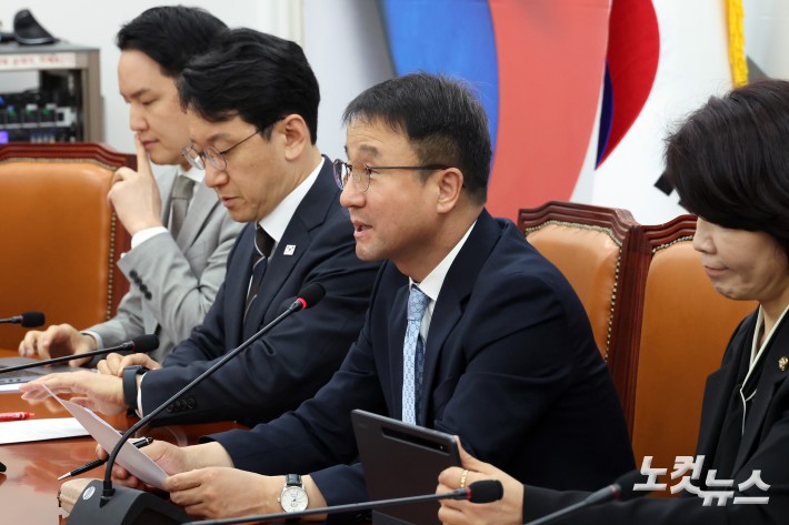 원내대책회의 발언하는 한병도