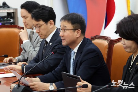 원내대책회의 발언하는 한병도