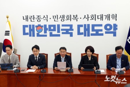 더불어민주당 한병도 원내대표가 21일 서울 여의도 국회에서 열린 원내대책회의에서 발언을 하고 있다.