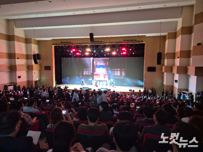 20일 전남 여수 세계박람회장에서 열린 '녹색대전환 국제주간' 개회식 행사장에 청중이 빼곡히 들어찬 모습. 기후부에 따르면 행사 첫날인 이날 김성환 기후에너지환경부 장관을 비롯해 타국 기후·에너지 부처 장·차관, 국제기구 및 주한 공관 고위급 인사, 학계, 산업계, 시민사회 등 800여 명이 행사장을 찾았다. 최서윤 기자 