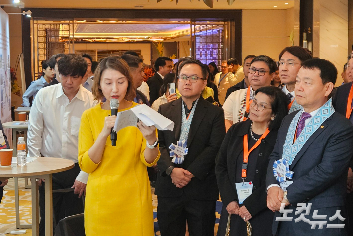 윤석대 수자원공사 사장(오른쪽)과 관계자들이 제24차 아시아물위원회 참여 기업에 대한 설명을 듣고 있다. 인상준 기자