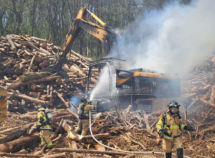 굴착기 화재 현장. 경북소방본부 제공
