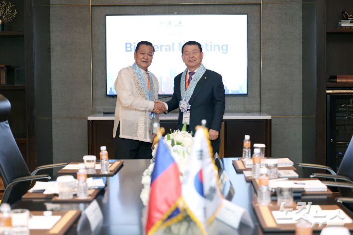 필리핀 살바도르 카 애도르 플레이토 하원의원(왼쪽)과 윤석대 사장이 면담을 진행한 뒤 기념 촬영을 하고 있다. 인상준 기자