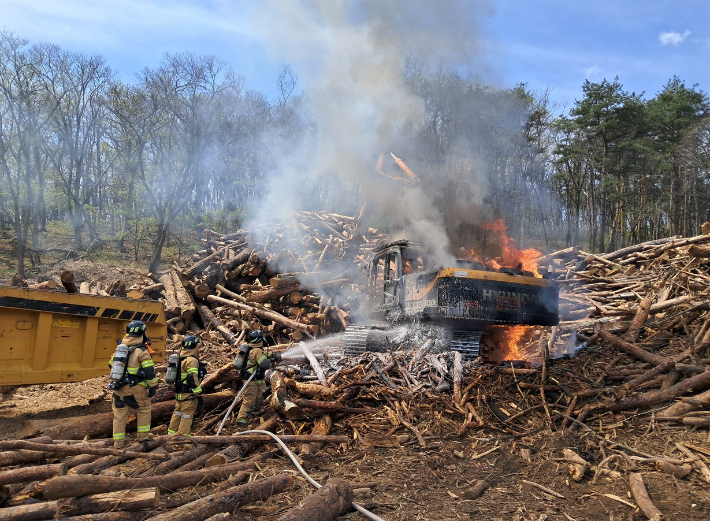 굴착기 화재 현장. 경북소방본부 제공