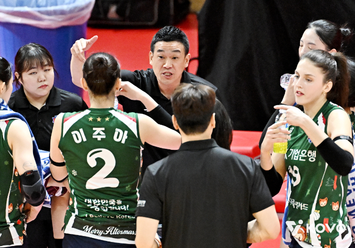 지난 시즌 중 김호철 감독의 사퇴로 기업은행 지휘봉을 잡았던 여오현 감독 대행. KOVO 