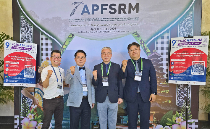 경주화백컨벤션뷰로(HICO)와 대구W병원 관계자들이 지난 17일 인도네시아 발리에서 열린 아시아태평양 미세재건수술학회(APFSRM) 총회에서 2030년 행사의 경주 유치를 확정한 후 기념촬영을 하고 있다. 경주시 제공