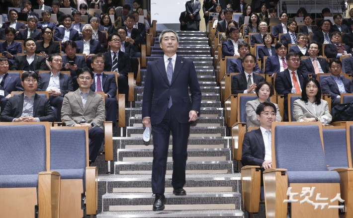 신현송 신임 한국은행 총재가 21일 오전 서울 중구 한국은행에서 열린 취임식에 참석하고 있다.
