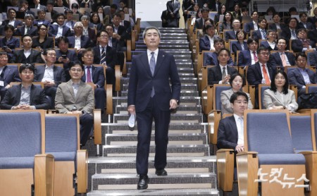 신현송 신임 한국은행 총재가 21일 오전 서울 중구 한국은행에서 열린 취임식에 참석하고 있다.