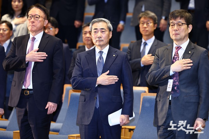 신현송 신임 한국은행 총재가 21일 오전 서울 중구 한국은행에서 열린 취임식에서 국민의례를 하고 있다.