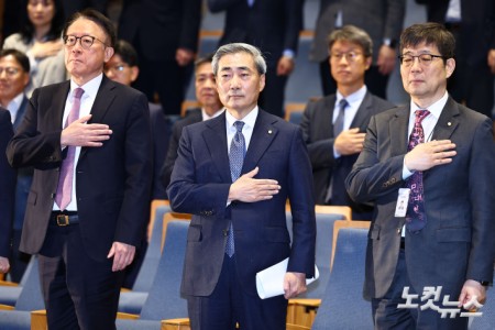 신현송 신임 한국은행 총재가 21일 오전 서울 중구 한국은행에서 열린 취임식에서 국민의례를 하고 있다.