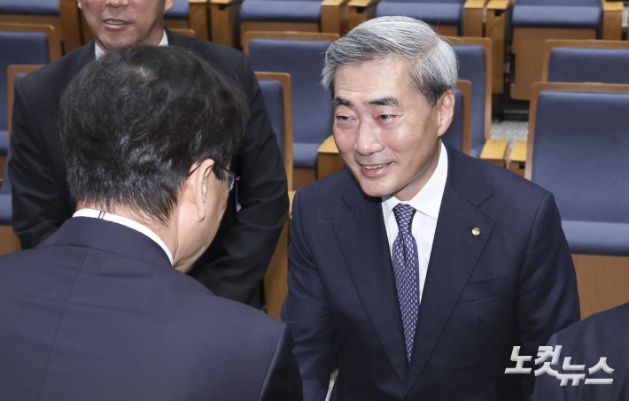 신현송 신임 한국은행 총재가 21일 오전 서울 중구 한국은행에서 열린 취임식에서 임직원들과 인사를 나누고 있다.