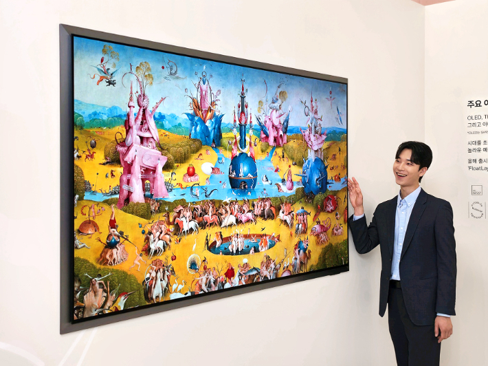 삼성전자 모델이 2026년형 삼성 OLED 신제품을 소개하고 있다. 삼성전자 제공