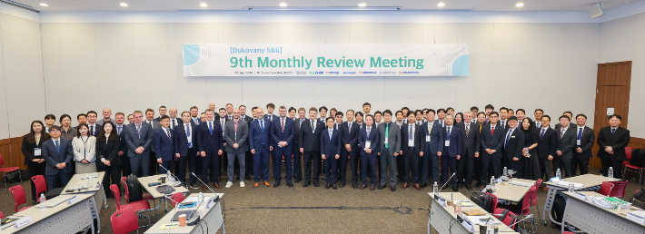 한수원 직원들과 체코 원전사업자(EDU II) 및 체코 산업통상부 회의 참석자들이 기념촬영을 하고 있다. 한수원 제공