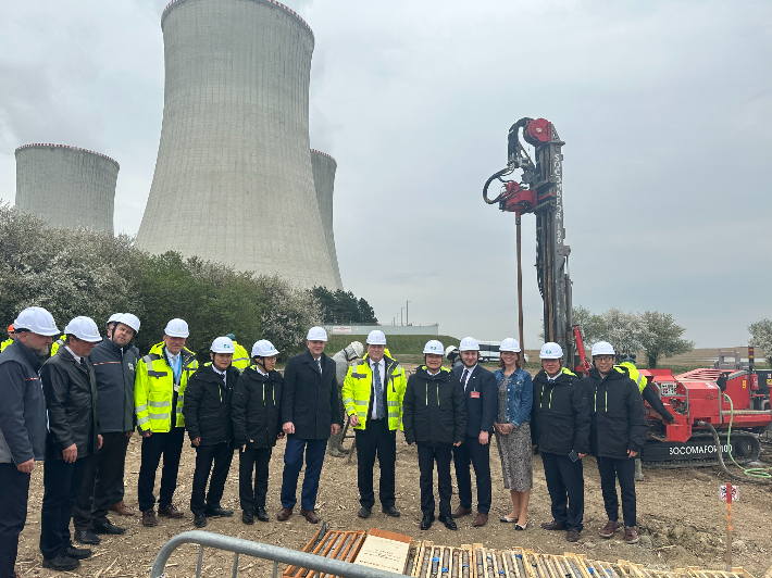 김회천 한수원 사장이 두코바니 원전 건설 현장을 점검하고 있다. 한수원 제공