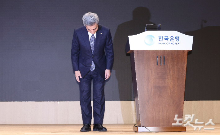 신현송 신임 한국은행 총재가 21일 오전 서울 중구 한국은행에서 열린 취임식에서 취임사를 마치고 인사하고 있다. 류영주 기자