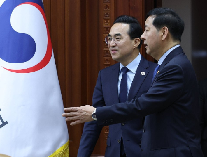 구윤철 경제부총리 겸 재정경제부 장관(오른쪽)과 박홍근 기획예산처 장관. 연합뉴스 