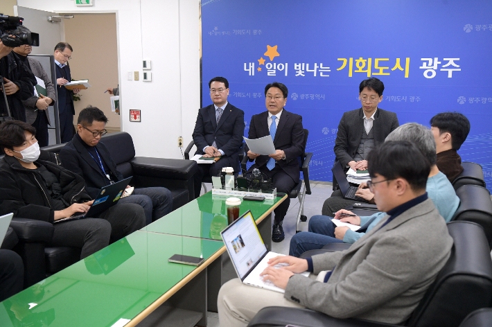 출입기자들과 차담회를 갖고 있는 강기정 광주시장. 광주광역시 제공