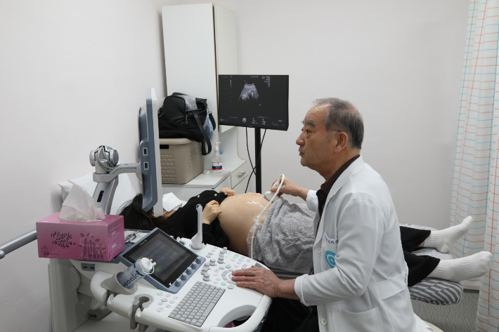 무주군보건의료원의 산부인과 진료. 무주군 제공