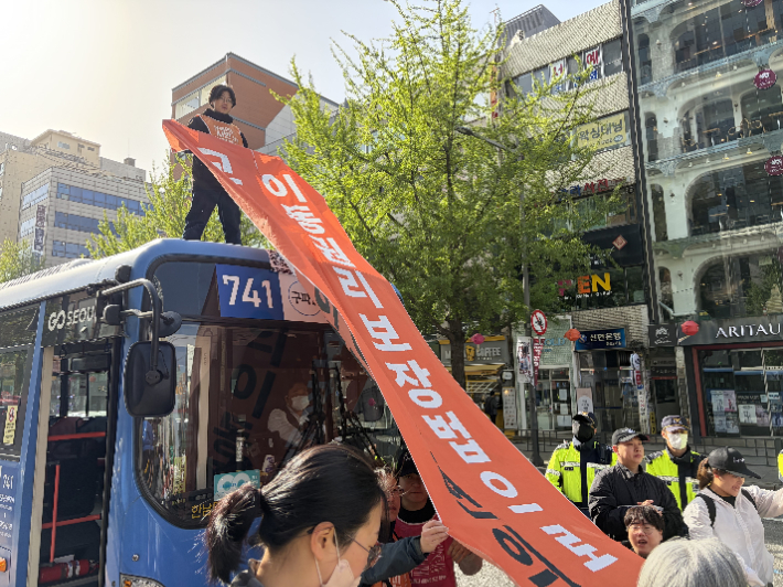 버스위에 올라간 이동권 보장 촉구 시위 참가자. 연합뉴스