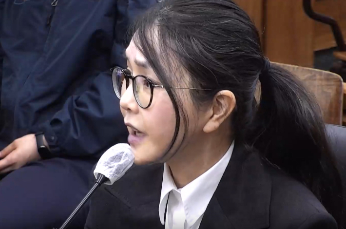 김건희 여사가 13일 서울 서초구 서울중앙지법 형사합의33부(이진관 부장판사) 심리로 열린 박성재 전 법무부 장관의 내란 중요임무 종사 혐의 사건의 속행 공판에 증인으로 출석해 증언하고 있다. 서울중앙지법 제공