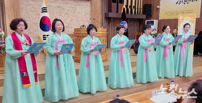 개회예배 말씀에 앞서 임원진들이 특송을 하고 있다. 이강현 기자