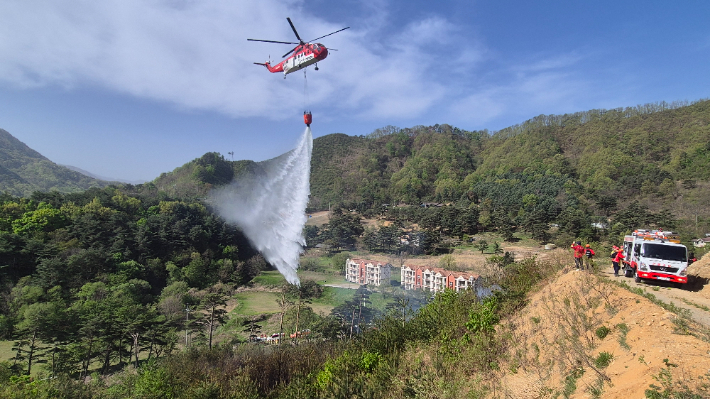 양양군 논화리 산불 진화 모습. 양양군 제공