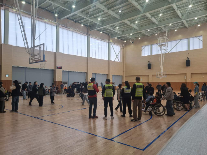 양양군 논화리 산불 발생으로 다목적체육관에 긴급 대피 조치중인 모습. 양양군 제공