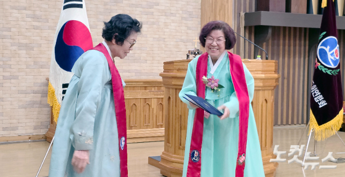 김복희 회장(오른쪽)이 여전도회전국연합회로부터 감사장을 받았다. 이강현 기자