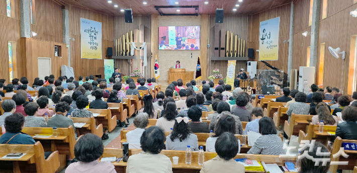 부산CBS 안성용 대표가 참석해 인사말을 하고 있다. 이강현 기자