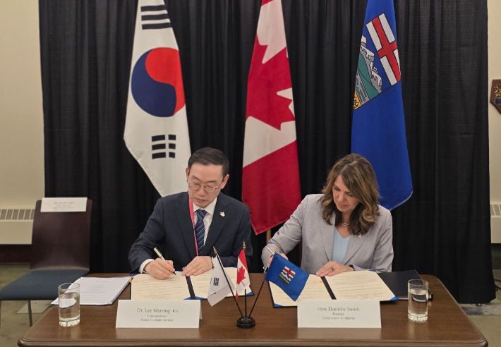 이명구(왼쪽) 관세청장과 다니엘 스미스 앨버타 주정부 수상이 20일(현지시각) 캐나다 앨버타주 에드먼턴에서 '원산지 증빙 서류 간소화에 관한 공동성명'에 서명하고 있다. 관세청 제공