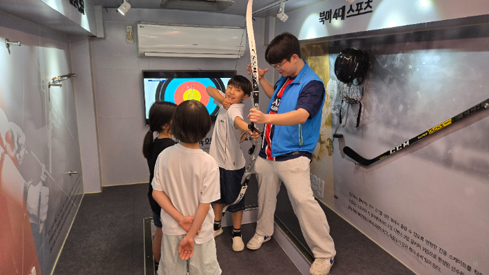 지난해 강원도 인제군 귀둔초등학교에서 진행한 '스포츠버스' 프로그램. 대한체육회 제공