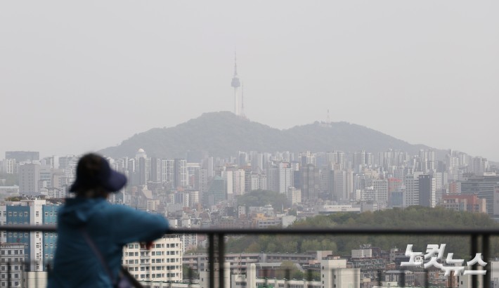 황사에 뿌옇게 보이는 남산타워