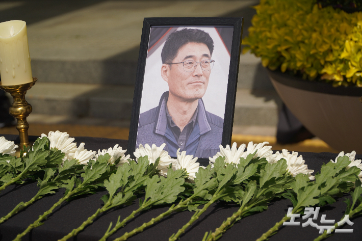 21일 전북특별자치도청 앞에 마련된 고 서광석 씨의 간이 분향소. 서 씨는 지난 20일 진주 CU물류센터 앞에서 원청 교섭을 촉구하는 집회 중 사측의 대체 차량에 치여 숨졌다. 심동훈 기자