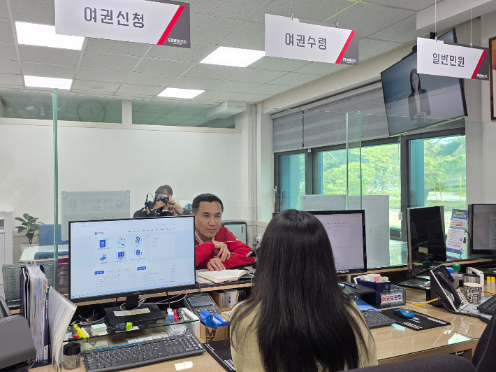 21일 강릉 주문집에 있는 강원도청 제2청사 민원신을 방문한 김진태 강원도지사 후보. 김 후보 측 제공