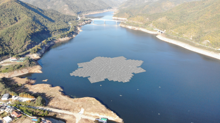 군위댐 수상 태양광 발전. 한국수자원공사 군위댐지사 제공