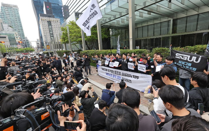 17일 서울 삼성전자 서초사옥 앞에서 삼성그룹 초기업노동조합 조합원들이 과반노조 공식 선언 기자회견을 하고 있다. 연합뉴스