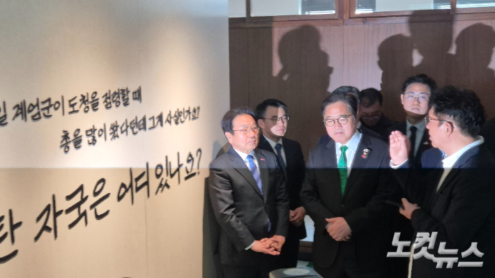 우원식 국회의장과 강기정 광주시장이 광주 동구 옛 전남도청 복원 현장을 찾아 관계자의 설명을 듣고 있다. 한아름 기자