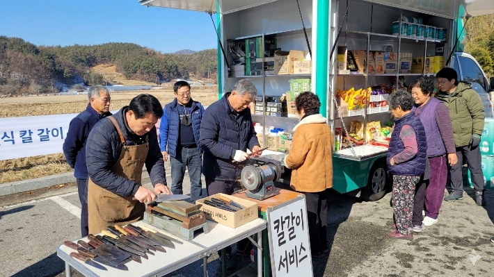 전북 임실군이 교통 취약지역 주민들의 먹거리 사각지대 해소를 위해 운영 중인 '가가호호 이동장터'가 생활 밀착형 서비스까지 확대하며 오지 마을 주민들의 호응을 얻고 있다. 임실군 제공