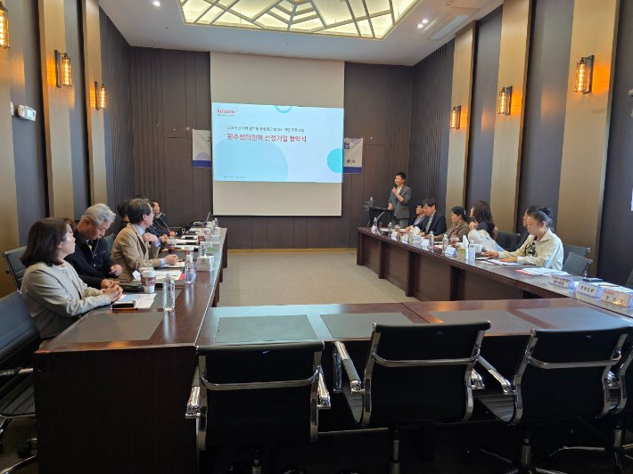 한국방송광고진흥공사, 코바코는 21일 광주 유탑호텔 콘퍼런스실에서 광주·전라 지역 소재 소상공인 17개사와 이들에게 광고·마케팅 전반을 지원할 컨설턴트 등이 참석한 가운데 '지역밀착형 방송광고 활성화 기반구축사업 협약식'을 개최했다. 코바코 광주지사 제공