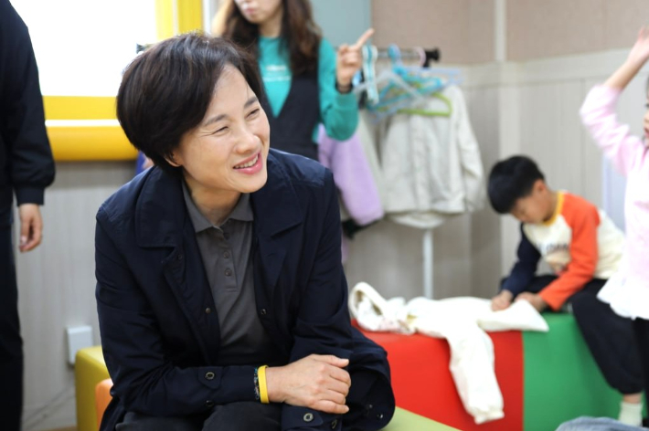 유은혜 경기도교육감 예비후보가 21일 수원시립서호지역아동센터를 방문해 방과 후 돌봄 환경과 교육복지 현장을 확인했다. 유은혜 캠프 제공
