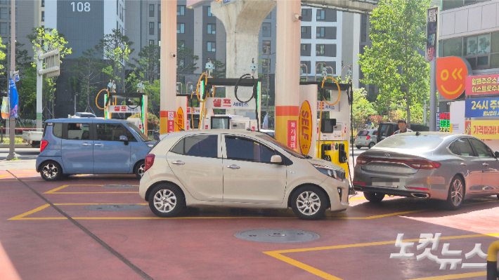 21일 대구 북구의 한 알뜰주유소에서 시민들이 주유를 하고 있다. 정진원 기자