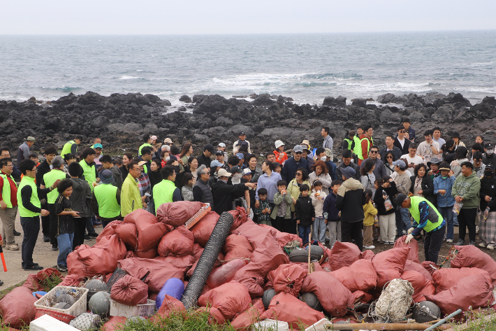 해양정화활동 참여한 제주성안교회 성도들. 제주성안교회 제공
