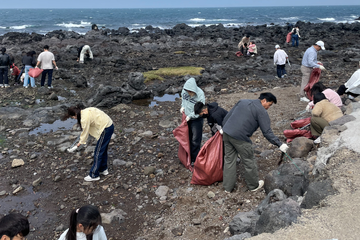 해양정화활동 참여하고 있는 제주성안교회 성도들. 제주성안교회 제공