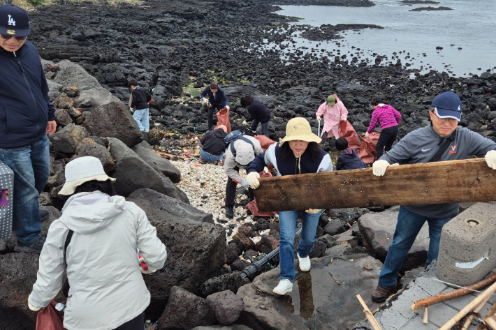 해양정화활동에 참여하고 있는 제주성안교회 성도들. 제주성안교회 제공