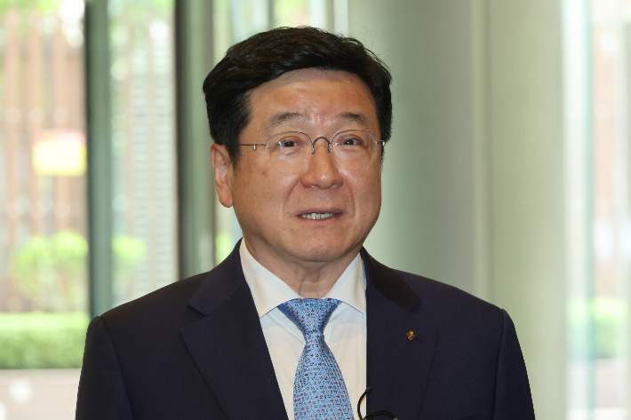 이찬희 삼성준법감시위원회(준감위) 위원장이 21일 서울 서초구 삼성생명 서초타워에서 열린 준감위 정례회의에 참석하며 취재진 질문에 답하고 있다. 연합뉴스