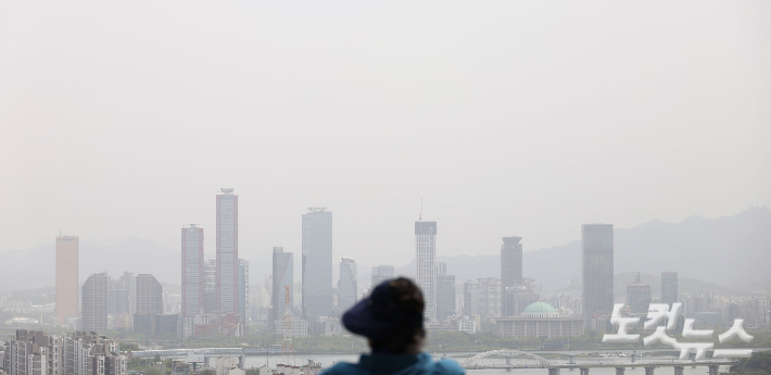 황사의 영향으로 전국 대부분 지역에서 미세먼지 농도가 나쁨 수준을 보인 21일 서울 마포구 하늘공원에서 바라본 도심이 뿌옇게 보이고 있다. 황진환 기자