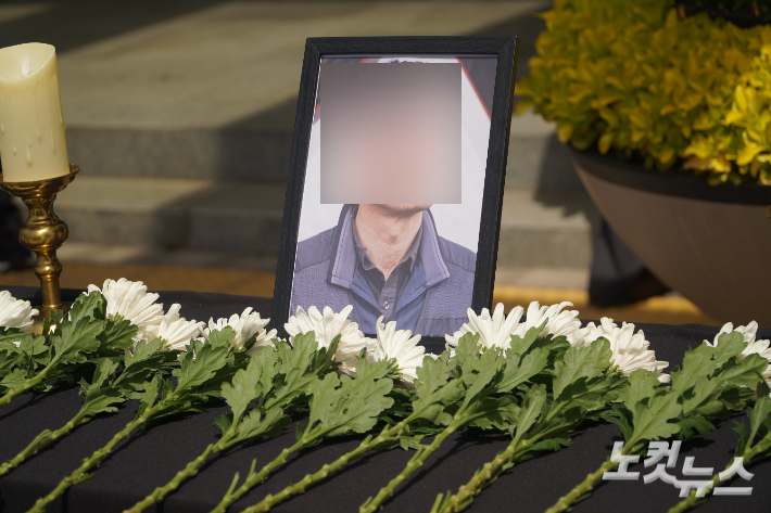21일 전북특별자치도청 앞에 마련된 A(50대)씨의 간이 분향소. A씨는 지난 20일 진주 CU물류센터 앞에서 원청 교섭을 촉구하는 집회 중 사측의 대체 차량에 치여 숨졌다. 심동훈 기자